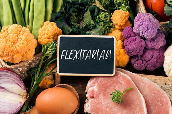 Ser flexitariano significa enfocar tu dieta en frutas y vegetales y limitar la carne. Foto: nito100 / Getty Images.