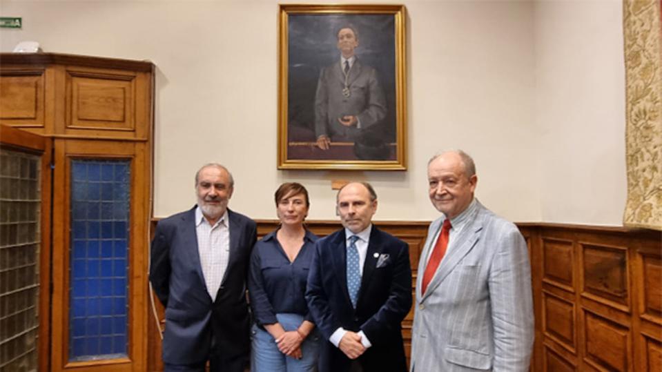 Imagen del homenaje al rector Alas, con la inclusión de su retrato en el Aula Magna del edificio histórico de la Universidad de Oviedo. El rector de la universidad, Ignacio Villaverde, es el segundo por la derecha. <a href="https://www.uniovi.es/actualidad/noticias/-/asset_publisher/Ru0cAJNPrm1m/content/id/1364470" rel="nofollow noopener" target="_blank" data-ylk="slk:Universidad de Oviedo;elm:context_link;itc:0;sec:content-canvas" class="link ">Universidad de Oviedo</a>