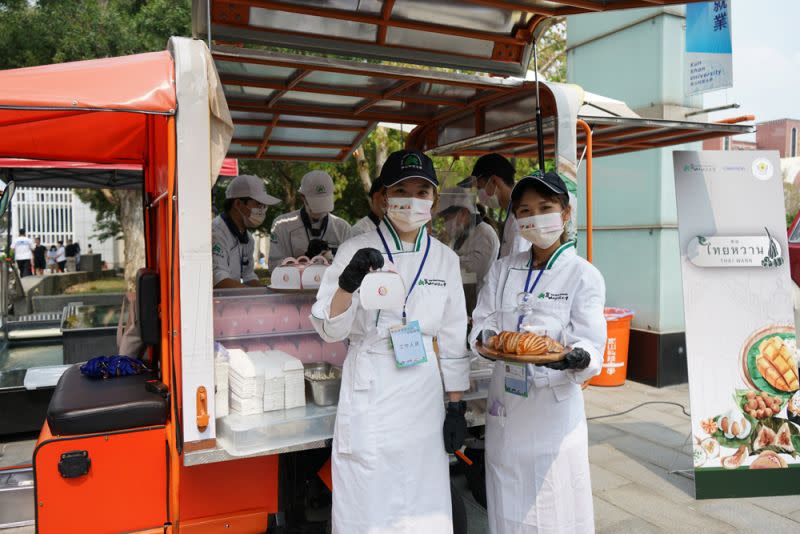 ▲餐飲系學生製作台泰創意甜點「黑糖香蕉酥皮派」、「泰奶小可頌」大受歡迎（圖／崑山科大提供）