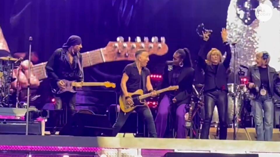 VPC MICHELLE OBAMA SINGS AT SPRINGSTEEN CONCERT