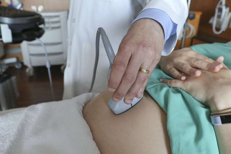 懷孕婦女做超音波檢查。（AP）