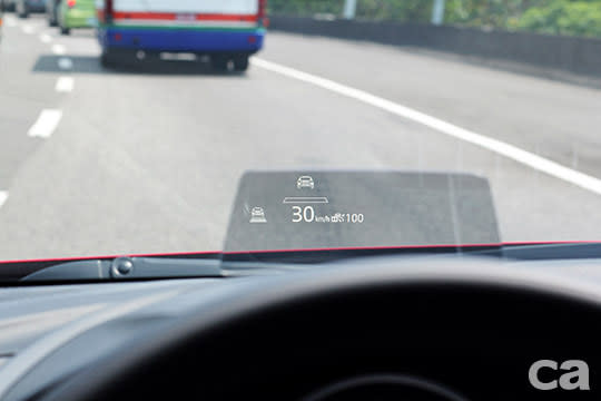 MRCC主動車距控制巡航系統的作動範圍為30km/h~145km/h（非全速域），並透過抬頭顯示器操作。