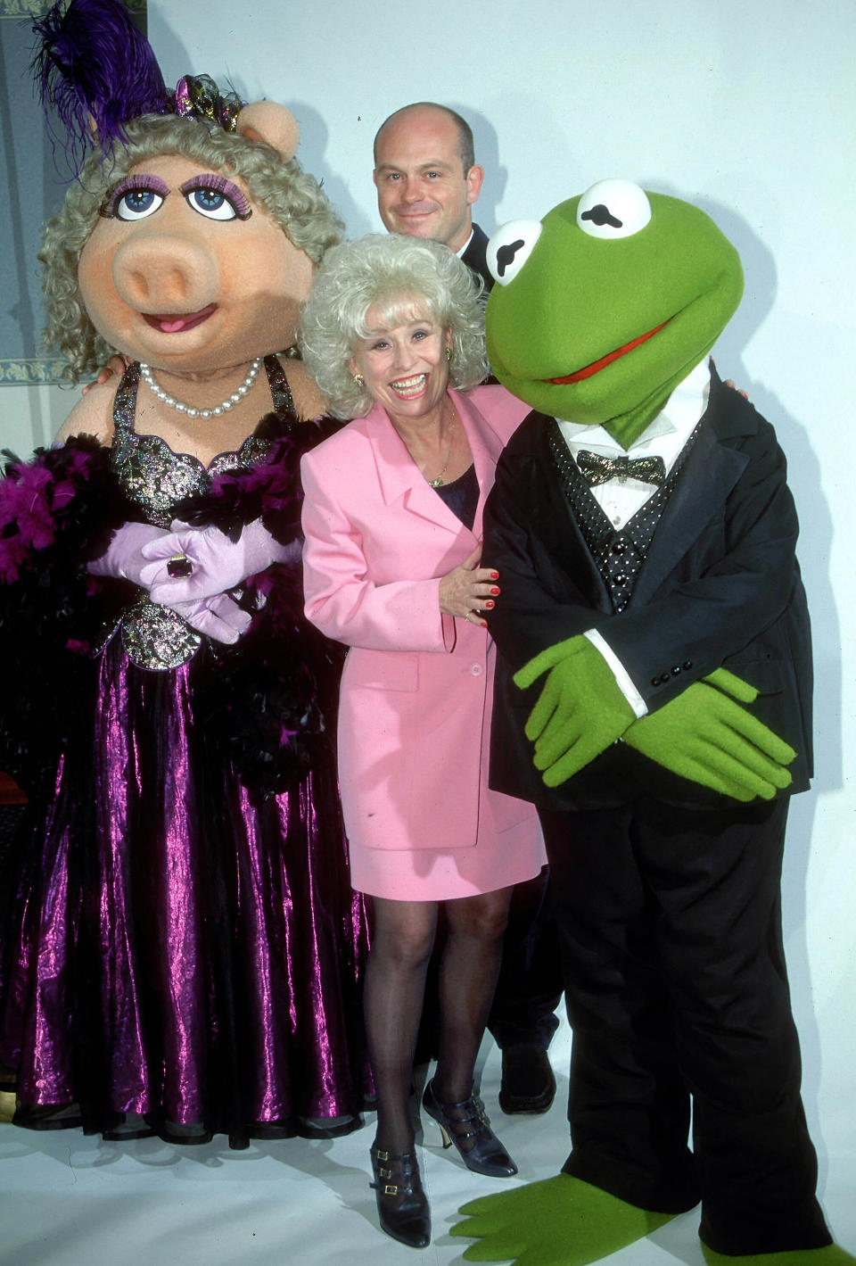 English actors Barbara Windsor and Ross Kemp from the television soap 'Eastenders' meet Miss Piggy and Kermit The Frog from 'The Muppet Show', 1996. (Photo by Larry Ellis Collection/Getty Images)