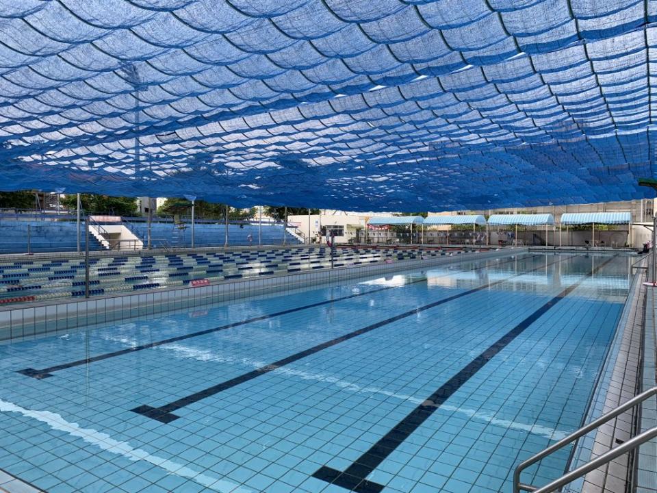 明年度台南市將舉辦全國運動會，然符合國際標準的游泳池至今付之闕如，議員李啟維呼籲體育處極力爭取經費改善。            （記者林雪娟攝）