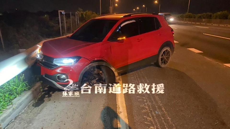 邱姓駕駛疑似酒後駕車。（圖／翻攝自張家班台南道路救援臉書）