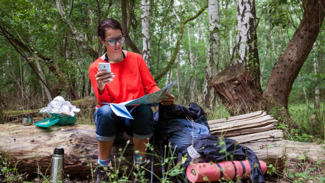 Bei langen Wanderungen muss natürlich das Smartphone mit. Neuen Strom bekommt es unterwegs am besten von einem Solar-Panel. Foto: Christin Klose