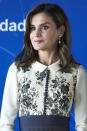 <p>La reina Letizia lució majestuosa durante su aparición en la entrega de los premios ‘Accion Magistral 2017’, en la ciudad de Madrid, por cuenta de este numerito en color crema, con finos y delicados estampados de flores grises. El ribete en la cintura le dio un toque especial al modelito./Getty Images </p>