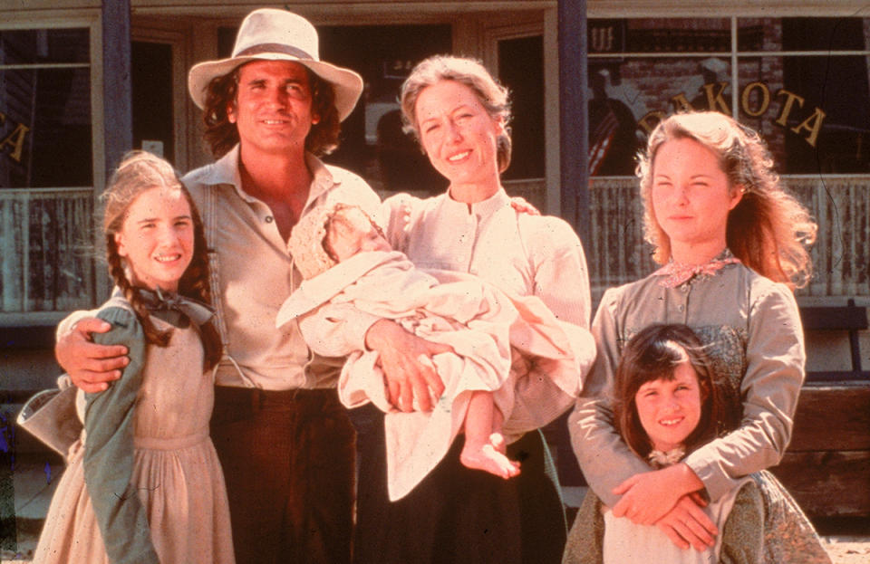 El reparto de La casa de la pradera en el set a mediados de 1970s. Melissa Gilbert, Michael Landon (1936 - 1991), Karen Grassle, Melissa Sue Anderson, y Lindsay o Sidney Greenbush. (Photo by Fotos International/Getty Images)