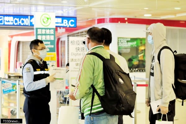 中華航空關島人道包機昨（十一）日傍晚抵達桃園國際機場，一名自塞班島返台的旅客下機後直呼「能回家就是好，爽。」也有旅客在通關時祝福機場協勤人員「新年快樂」，回到家鄉台灣的興奮之情溢於言表。（中央社）