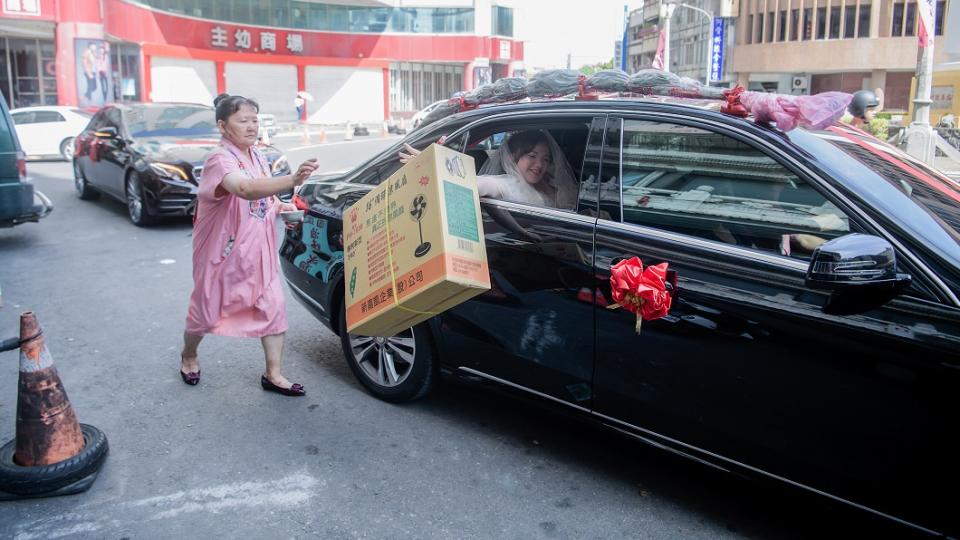 婚禮攝影師蔡睿哲拍攝一場婚禮時，新娘從車上丟出的不是扇子而是電扇。（圖／蔡睿哲授權提供）