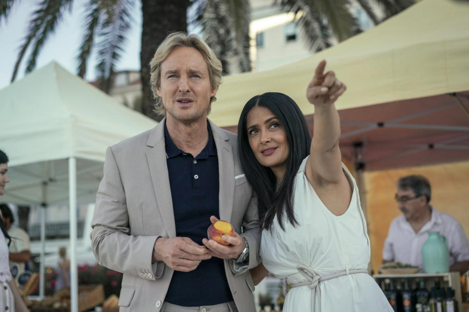 En esta imagen proporcionada por Amazon Studios Owen Wilson como Greg, izquierda, y Salma Hayek como Isabel Clemens en una escena de "Bliss". Hayek y Willson protagonizan el drama de ciencia ficción que se estrena el 5 de febrero de 2021 en Amazon Prime Video. (Hilary Bronwyn Gayle/Amazon Studios via AP)