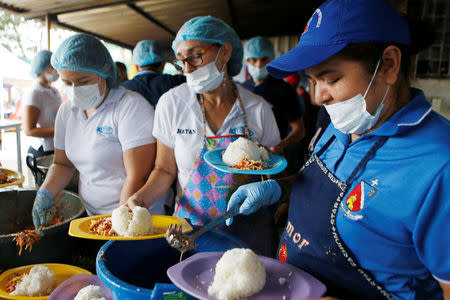 Women serve food in a refuge for Venezuelan immigrants in Cucuta, Colombia August 8, 2018. REUTERS/Luisa Gonzalez