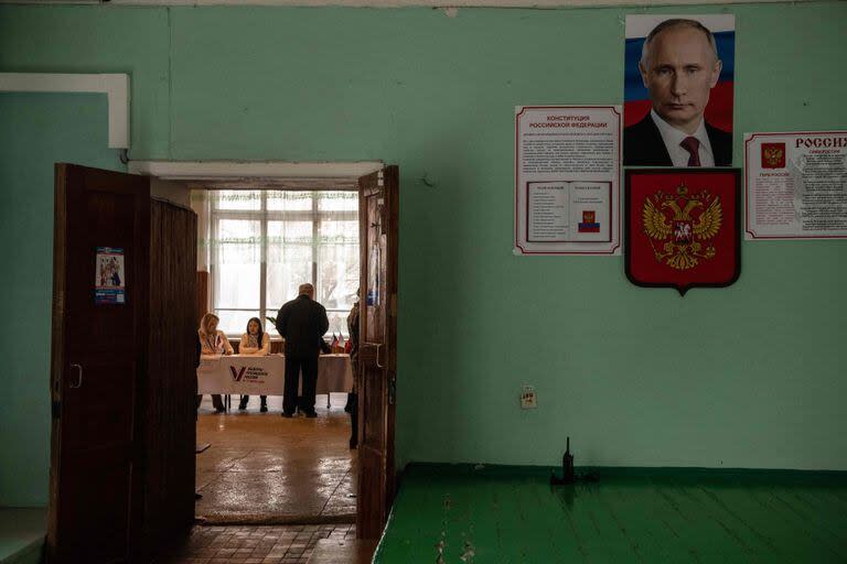 La imagen de Vladimir Putin dentro de un centro de votación en Donetsk, en los territorios ucranianos ocupados por los rusos