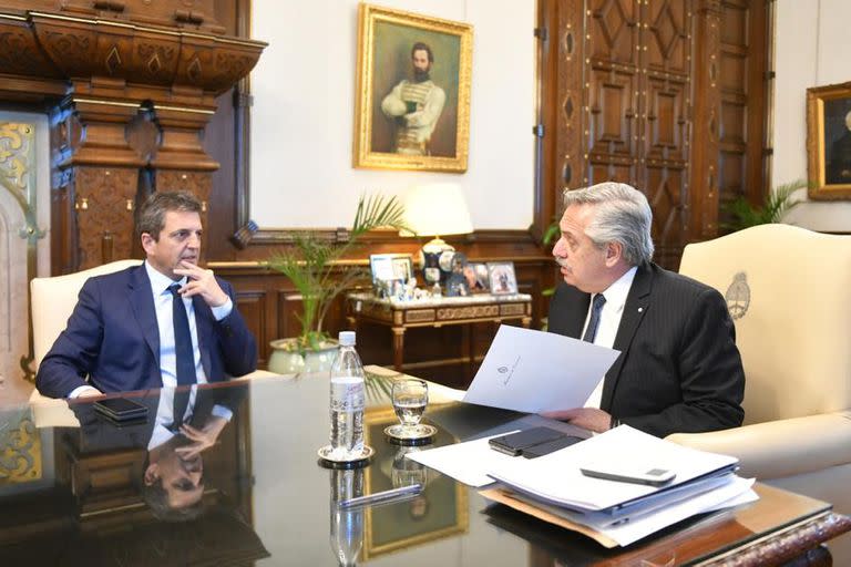 Alberto Fernández y Sergio Massa en Casa Rosada. Massa es el gobernador de la Argentina en el BID y deberá votar en la Asamblea para decidir el futuro de Claver-Carone.