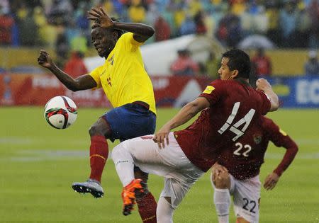 Ecuador's Juan Paredes (L) and Bolivia's Jorge Flores fight for the ball during their 2018 World Cup qualifying soccer match at the Atahualpa stadium in Quito, October 13, 2015. REUTERS/Guillermo Granja