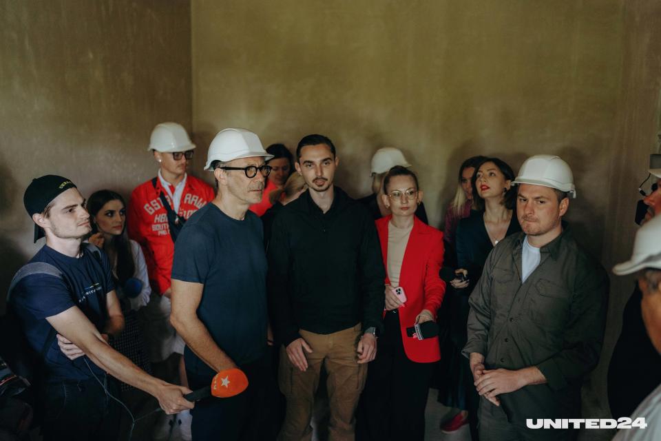 Michel Hazanavicius sur le chantier d’un immeuble à Irpin en Ukraine. 