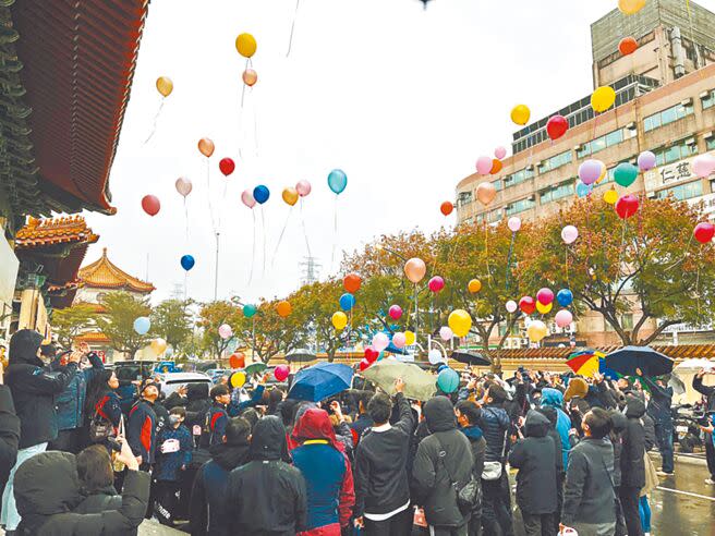 新北市1名國三生去年底遭同學割頸殺害，告別式當天親友和同學施放象徵祝福與思念的氣球。（本報資料照片）