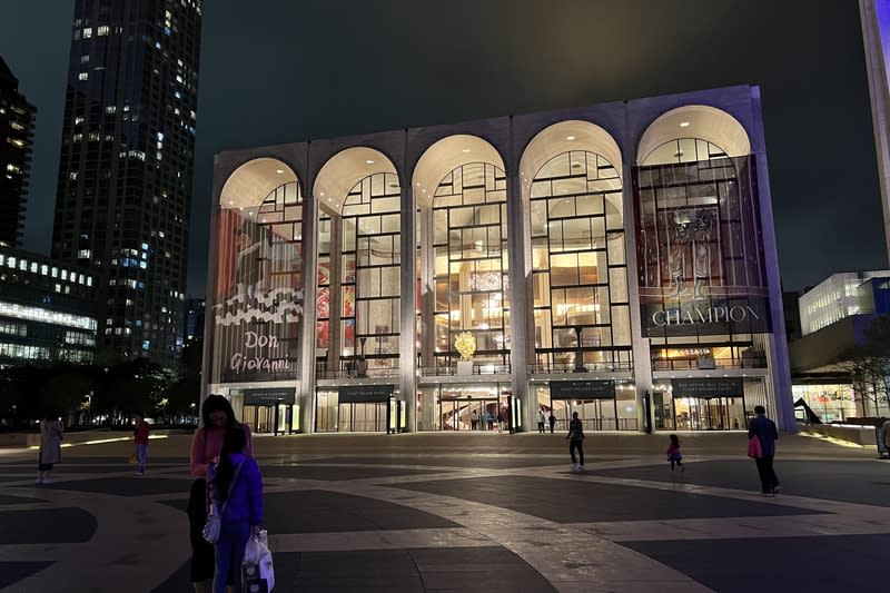 紐約大都會歌劇院歷史悠久  位於林肯中心 紐約大都會歌劇院成立逾140年，位於林肯中心，是 北美最大古典音樂組織，也是全美最大表演藝術團 體。 中央社記者尹俊傑紐約攝  113年5月4日 