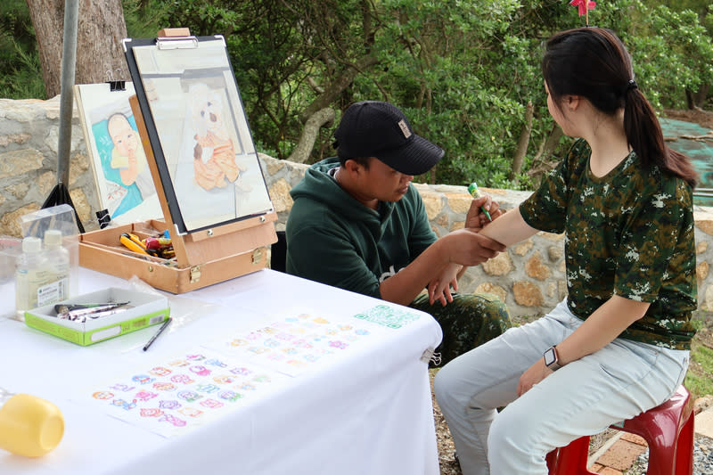 馬祖南竿市集移工擺攤提供人體彩繪體驗 連江縣南竿鄉13日舉辦以兒童節為主題的「小小馬闖 天關」市集活動，包含在地青年、台灣本島移住「馬 漂」族等共12攤位參加，當中也有在馬祖工作的外籍 移工設攤，提供人體彩繪服務。 中央社記者潘欣彤攝  113年4月13日 