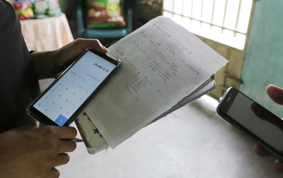 En esta imagen del 11 de abril de 2019, Leticia Luque calcula el tipo de cambio de la criptomoneda en Barquisimeto, Venezuela, el jueves 11 de abril de 2019. (AP Foto/Manuel Rueda)