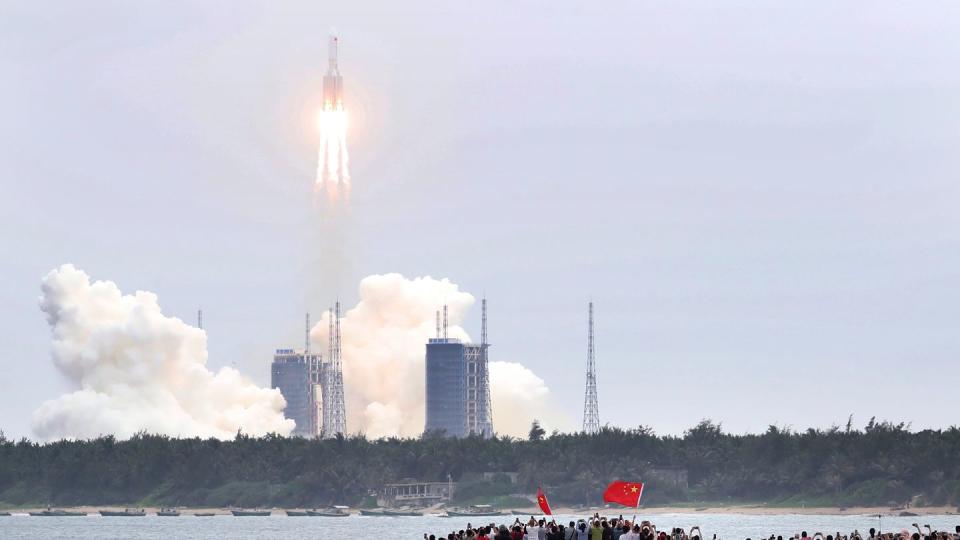 Schaulustige verfolgen den Start der Rakete vom Typ «Langer-Marsch-5B-Y2» von der Wenchang Spacecraft Launch Site in Hainan.