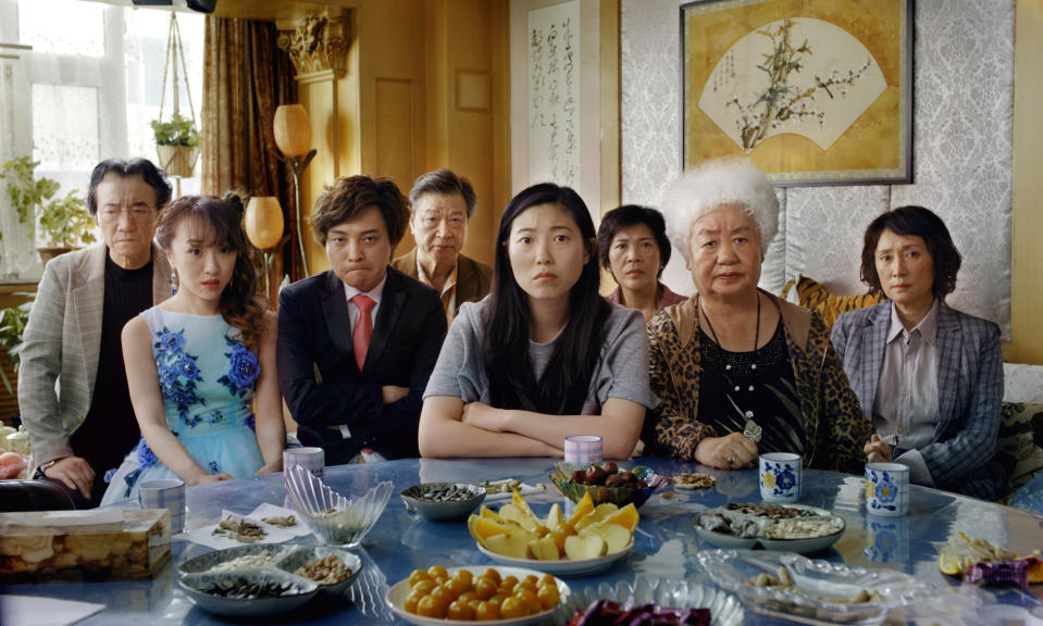 En esta imagen difundida por A24, Awkwafina, en el centro, en una escena de "The Farewell". (A24 via AP)