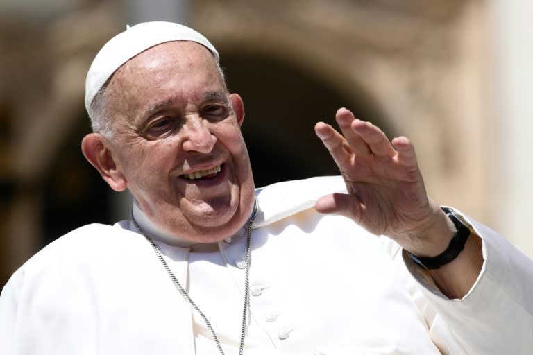 El papa Francisco saluda a la multitud durante su audiencia general semanal en la plaza de San Pedro del Vaticano, el 12 de junio de 2024 (Isabella Bonotto)