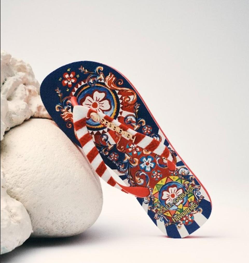 寶石紅色Havaianas x DOLCE & GABBANA聯名系列，NT$3,980。（哈瓦仕提供）