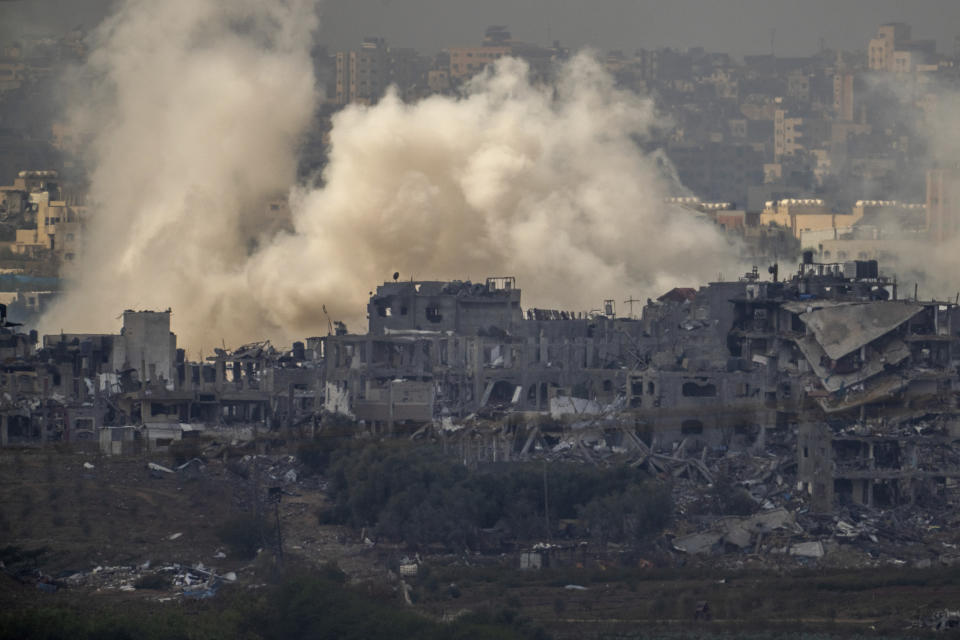 Una columna de humo, visible desde el sur de Israel, indica el lugar de una explosión en la Franja de Gaza, el 14 de noviembre de 2023. (AP Foto/Victor R. Caivano)