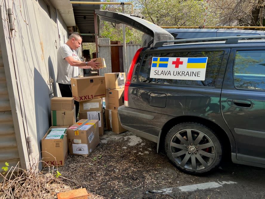 Graham Dale, 45, fills a car full of supplies while in Ukraine offering humanitarian relief in 2022. Dale died last week in Ukraine. (Courtesy: Graham Dale)