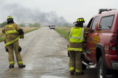 Smoke from the wreckage of several oil tanker cars that derailed in a field near the town of Heimdal, North Dakota May 6, 2015. REUTERS/Andrew Cullenâ€¨