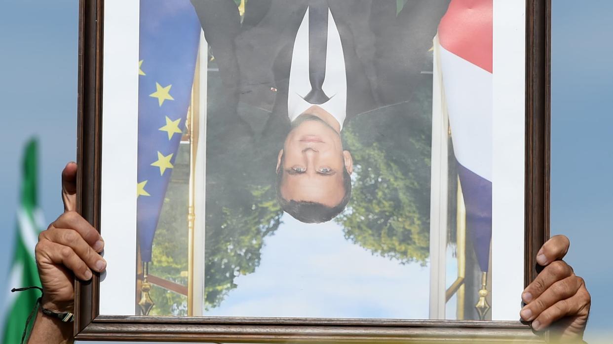 Un portrait d'Emmanuel Macron porté à l'envers au cours d'une marche pour le climat à Bayonne, le 21 septembre 2019 (illustration). - GAIZKA IROZ / AFP
