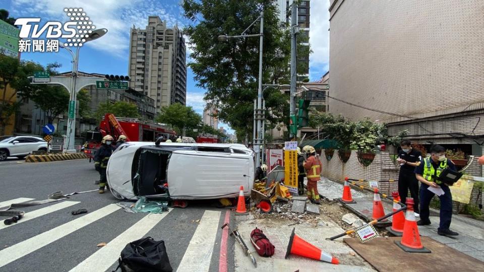 休旅車被撞失控翻覆。（圖／TVBS）