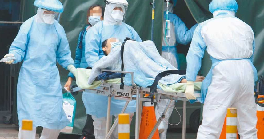 桃園某醫院發生醫護染疫事件，1名民眾前去急診後，由身著防護設備的醫護人員協助轉院。（圖／中國時報陳怡誠攝）