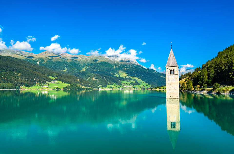 <p>Los 900 habitantes de este pueblo tuvieron que marcharse y sus 160 casas quedaron sumergidas bajo las aguas del lago artificial, que recibió el nombre de Resia. (Foto: Getty Images).</p> 