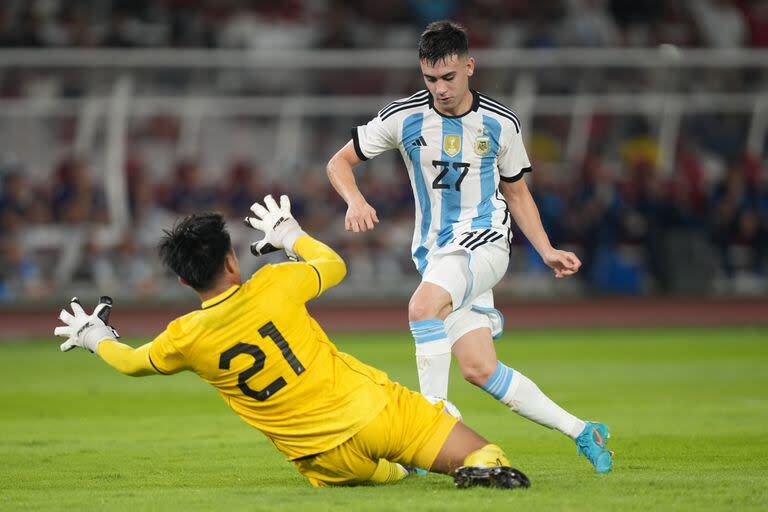 Facundo Buonanotte, en acción durante el partido amistoso ante Indonesia, que significó su debut en la selección mayor