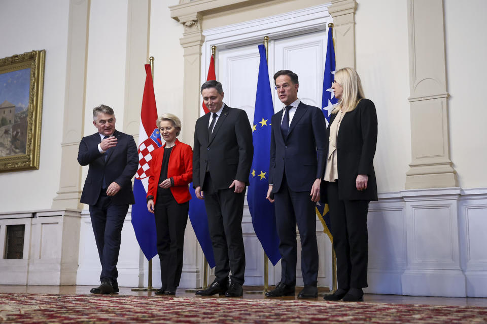 Members of the Bosnian Presidency Zeljko Komsic, left, Denis Becirovic, center and Zeljka Cvijanovic, right, pose for a photo with European Commission President Ursula von der Leyen, 2nd left and Prime Minister of the Netherlands, Mark Rutte, 2nd right, during their meeting in Sarajevo, Bosnia, Tuesday, Jan. 23, 2024. (AP Photo/Armin Durgut)