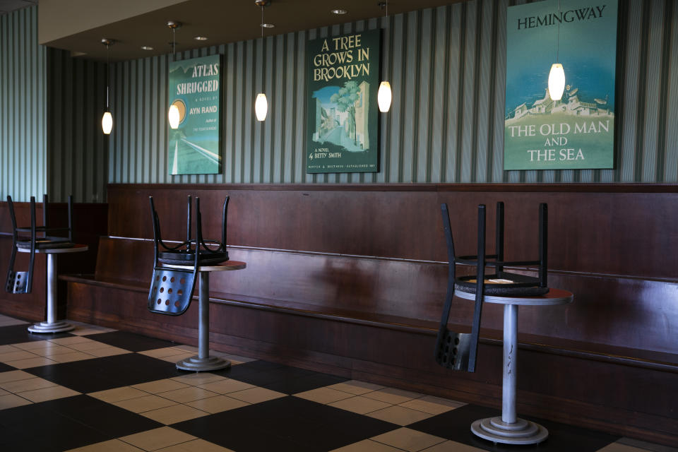 Sillas volteadas sobre mesas separadas para mantener la distancia social en el Barnes and Noble Cafe, en Los Ángeles, el 8 de julio de 2020. (AP Foto/Jae C. Hong)