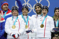 <p>Le relais mixte du biathlon français est tout sourire ! Anaïs Bescond, Marie Dorin Habert, Simon Desthieux et Martin Fourcade ont décroché l’or ! (crédit Getty) </p>