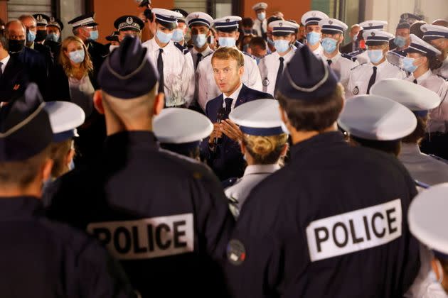 Ce mardi 14 septembre, Emmanuel Macron s'est exprimé pour annoncer des mesures en conclusion du Beauvau de la Sécurité, grande consultation promise en décembre pour renouer le lien entre police et population (photo prise le 1er septembre à l'occasion de la visite à Marseille du président sur la sécurité). (Photo: Ludovic Marin / Pool / Reuters)