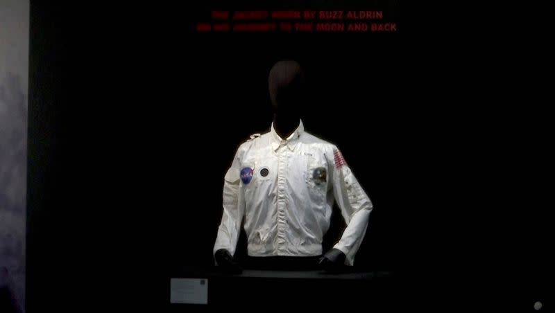 Foto de archivo tomada de una imagen de video de la chaqueta del astronauta Buzz Aldrin en la misión Apollo 11