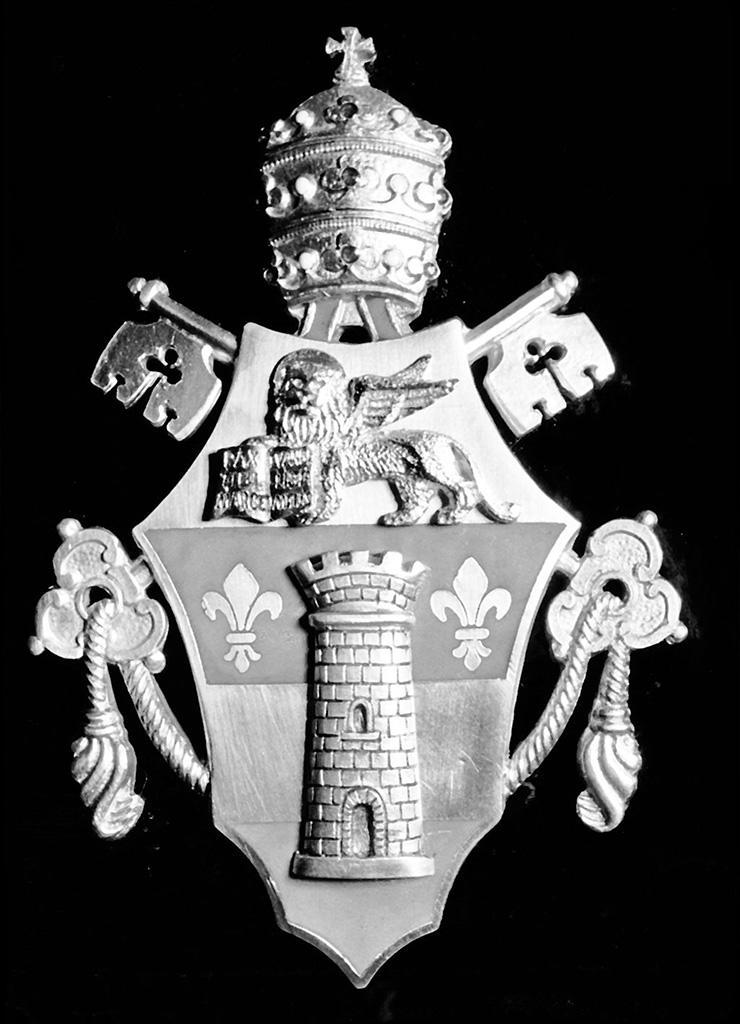 The Holy Father’s signet: The coat of arms of Pope John XXIII was attached to the side of the Mercedes-Benz 300 d.