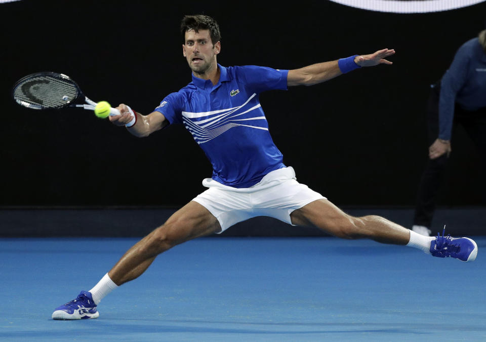 El serbio Novak Djokovic devuelve ante el estadounidense Mitchell Krueger por la primera ronda del Abierto de Australia, el martes 15 de enero de 2019. (AP Foto/Kin Cheung)