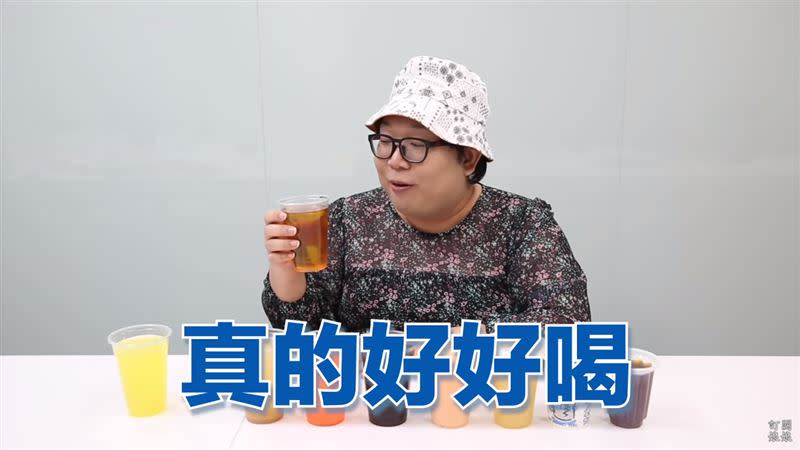 娘娘大讚台灣冬瓜茶是世界第一名，甜到眼睛瞎掉。（圖／翻攝自Alizabeth娘娘YouTube）