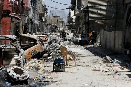 A member of the Iraqi Federal Police runs for cover on the frontline in the Old City of Mosul, Iraq June 28, 2017. REUTERS/Ahmed Jadallah