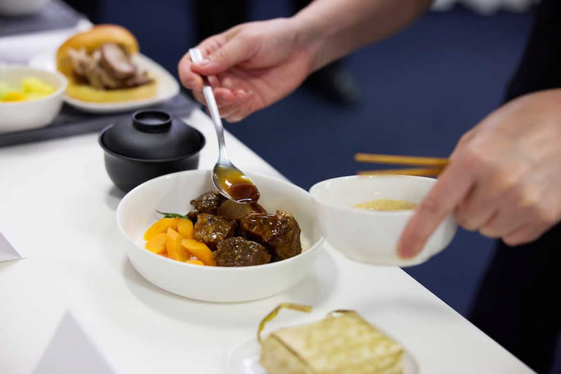 台北直飛西雅圖航班可享用名廚梁子庚設計的風味餐點。