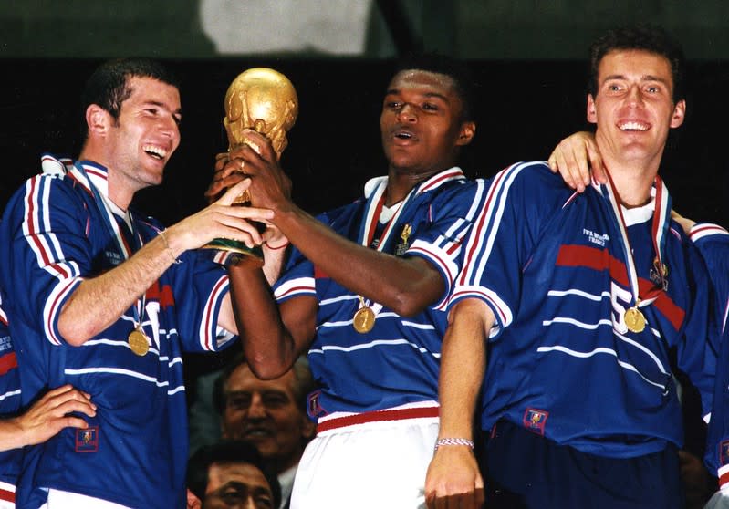 Zinedine Zidane（左）與Marcel Desailly（中）捧起世界盃冠軍金盃。（達志影像資料照） 