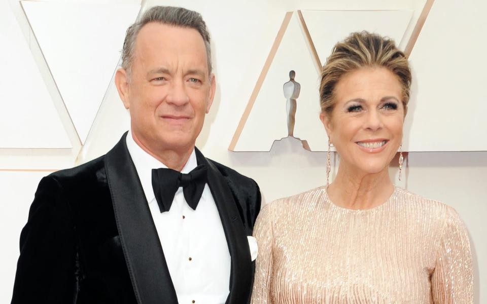 <p>Aller guten Dinge sind manchmal zwei: Tom Hanks war bereits verheiratet, bevor er Schauspielerin Rita Wilson das Ja-Wort gab. Dafür gibt es seit 1988 für den "Forrest Gump"-Star nur noch sie. 2015 sagte der Oscar-Preisträger in Los Angeles: "Ich kann es immer noch nicht fassen, dass meine Frau mit mir ausgeht." (Bild: P. Lehman/Barcroft Media via Getty Images)</p> 