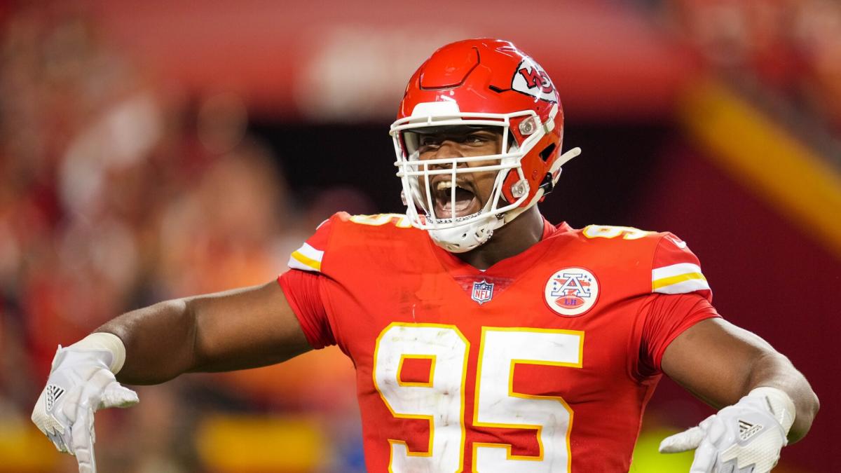 Chiefs star Chris Jones watches opener vs. Lions in suite amid contract  holdout