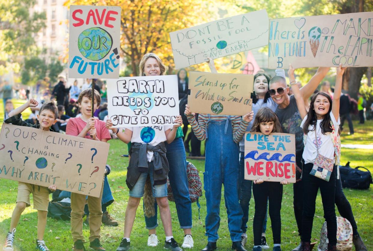 Quel rôle joue le positionnement des parents dans l'engagement des jeunes contre le dérèglement climatique ? <a href="https://www.shutterstock.com/fr/image-photo/melbourne-australia-may-21-2021-primary-2009174780" rel="nofollow noopener" target="_blank" data-ylk="slk:Wirestock Creators/Shutterstock;elm:context_link;itc:0;sec:content-canvas" class="link ">Wirestock Creators/Shutterstock</a>